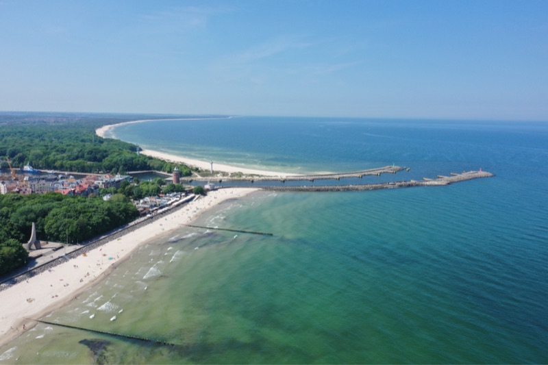 Plaża i wybrzeże Kołobrzegu z lotu ptaka - skup domów nad morzem